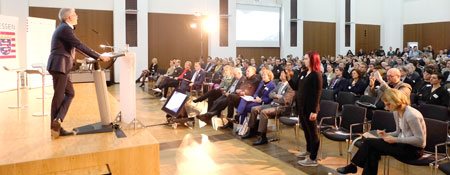Hessens Wirtschaftsminister Tarek Al-Wazir eröffnet im Plenar-Saal der IHK Frankfurt den 1. Hessischen Kreativitätswirtschaftstag Foto: Diether v. Goddenthow