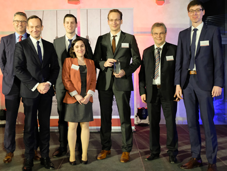 Das Gewinner-Team der InnoCow mit Wirtschaftsminister Dr. Volker Wissing (2.v.li.) GmbH. Foto: Diether v. Goddenthow